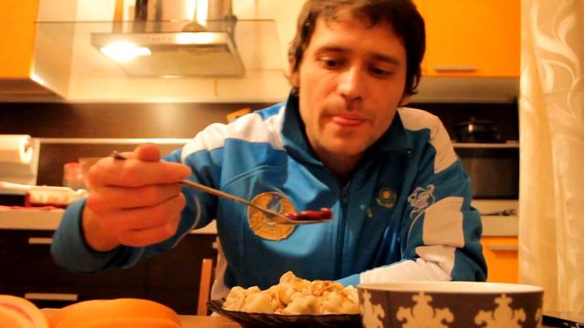 Красивый мужчина ест смотреть онлайн