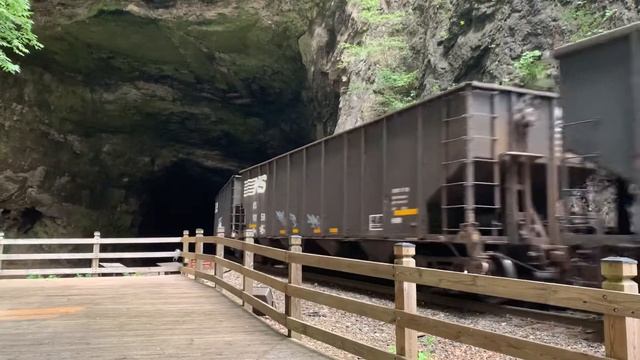 Train crawls through Natural tunnel смотреть онлайн