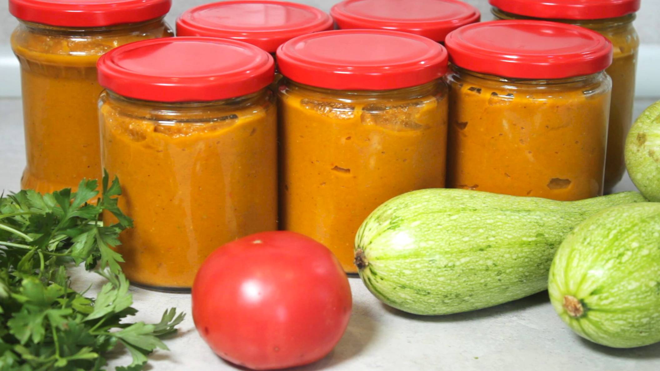 Вкусная КАБАЧКОВАЯ ИКРА на зиму с томатной пастой. смотреть онлайн