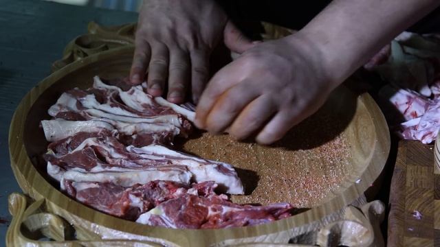 САМЫЙ ВКУСНЫЙ ШАШЛЫК "ПИСТОЛЕТ" И КАК ПРАВИЛЬНО РАЗДЕЛАТЬ БАРАНА смотреть онлайн