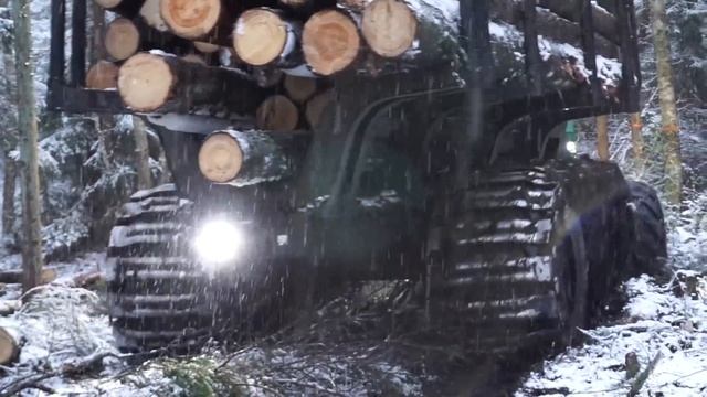 John Deere 1110E logging in snowy forest, big load, skilled operator смотреть онлайн