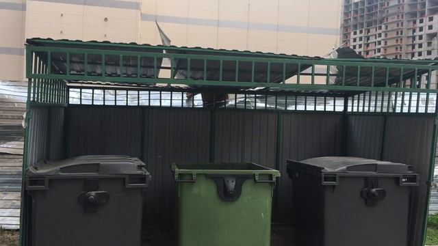 ПЛОХО  ЗАКРЕПЛЕНА  ЖЕСТЬ  НАВЕСА  КОНТЕЙНЕРНОЙ  ПЛОЩАДКИ  ДОМА  78  ПО  ЮБИЛЕЙНОМУ ПР.,  Г. РЕУТОВ.