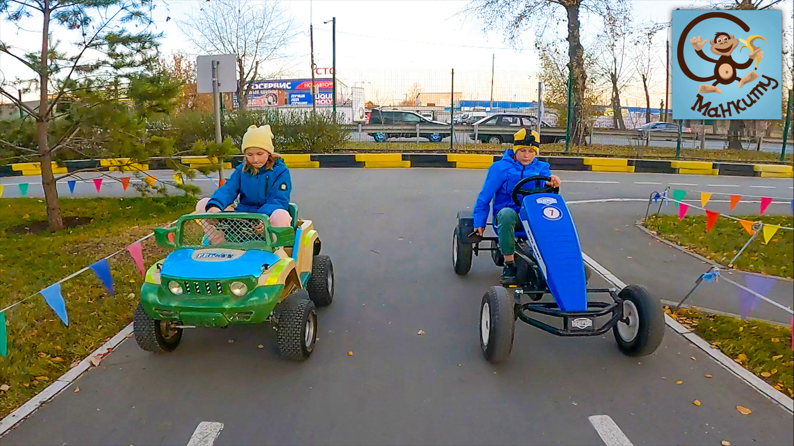 Дети и Машина. Диана и Даня катаются на Машинах в АвтоГородке. Манкиту смотреть онлайн