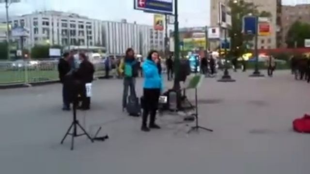 Лилия Месхи поёт у метро 1905 года!!!!! смотреть онлайн