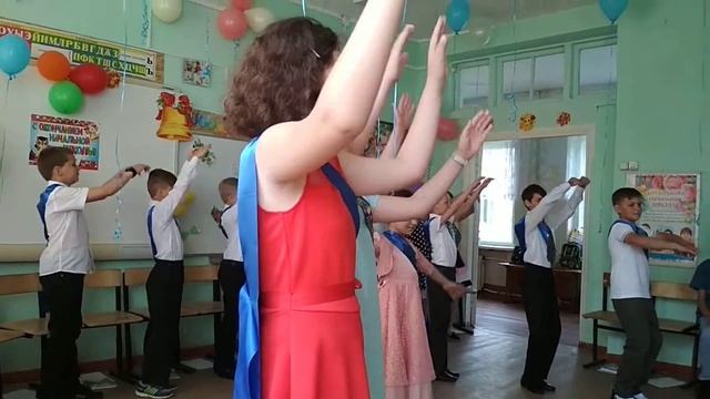 01.06.2019. Петровская СШ выпускной вальс 4 Б класса смотреть онлайн