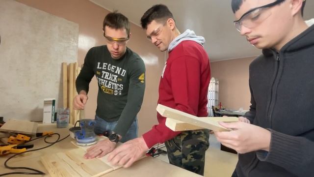 Столярная мастерская. Сергей Леонидович обучает Диму шлифовать дерево с помощью электроинструмента. смотреть онлайн