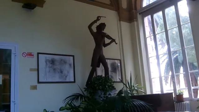 Единственный памятник Паганини на его родине