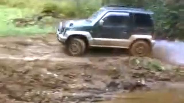 Pajero jr в брод через р.Чёрная ур. Олени смотреть онлайн