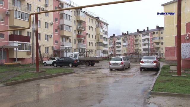 Разбитая дорога, глубокие лужи. О проблемных дворах Крымска. смотреть онлайн