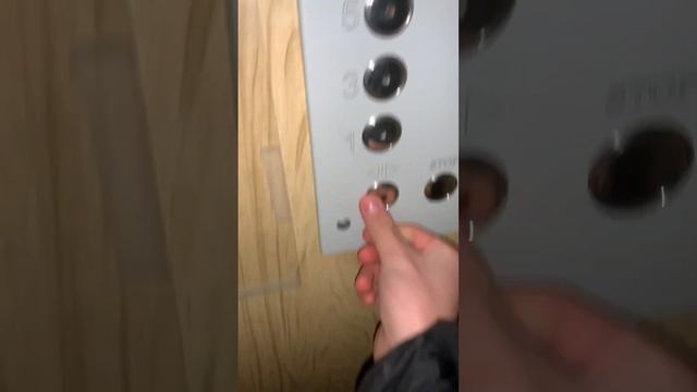 Думал что застрял в лифте, а оказалось надо было просто нажать кнопку!?!!? смотреть онлайн