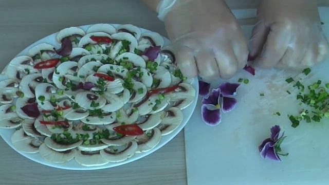 Карпаччо из сырых шампиньонов со съедобными цветами смотреть онлайн