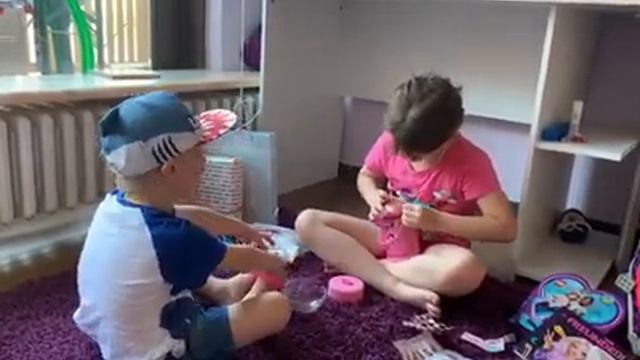 Распаковка подарков у себя в комнате после Дня Рождения смотреть онлайн