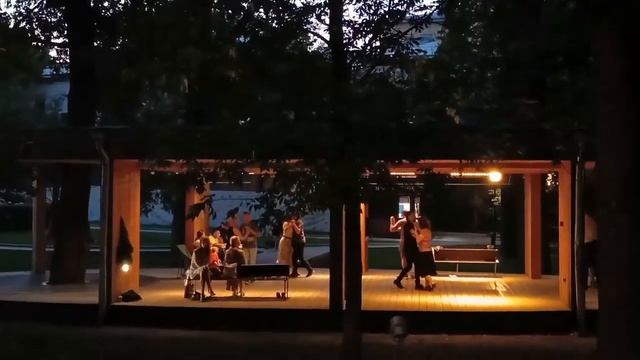 Вечерние ретро танцы в Саду Баумана смотреть онлайн