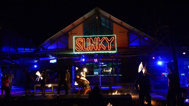 Ночная тусовка на острове Пи Пи Дон, Таиланд (1) смотреть онлайн