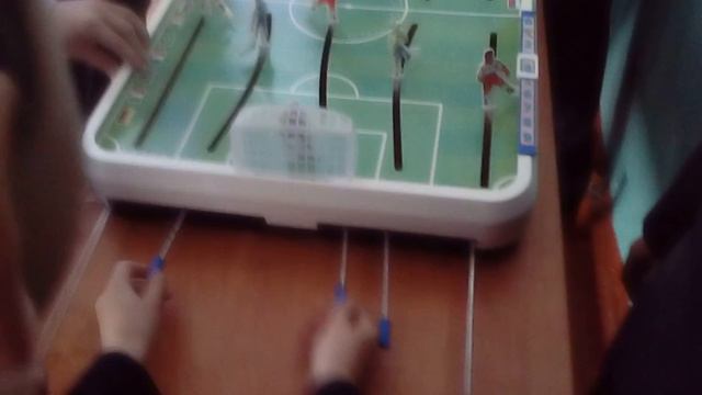 6 классник играет в настольный футбол с первокласниками смотреть онлайн