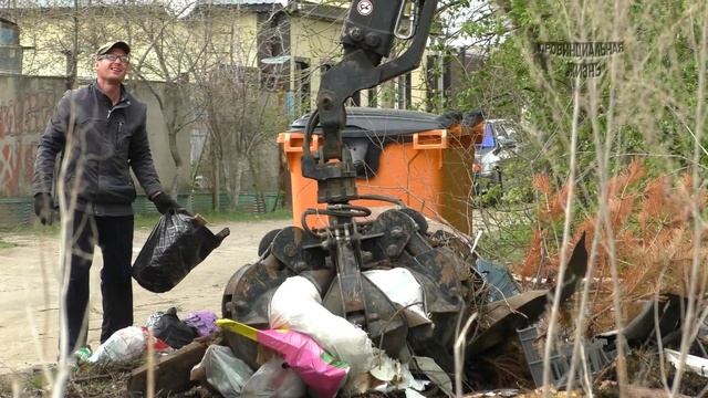 Уборка территории около мусорных баков. смотреть онлайн
