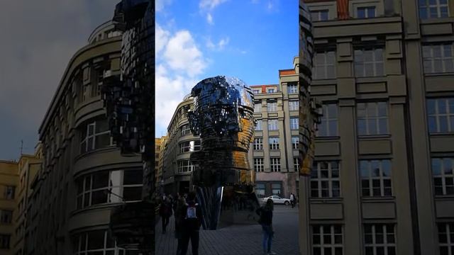 Памятник Францу Кафке в Праге смотреть онлайн