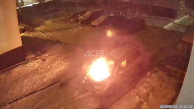 Ночной поджигатель внедорожника в Томари попал на видео смотреть онлайн