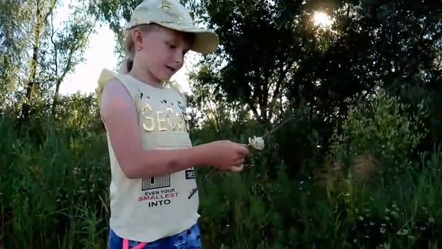 Алиса делает поделку из цветов | Игрушки своими руками смотреть онлайн