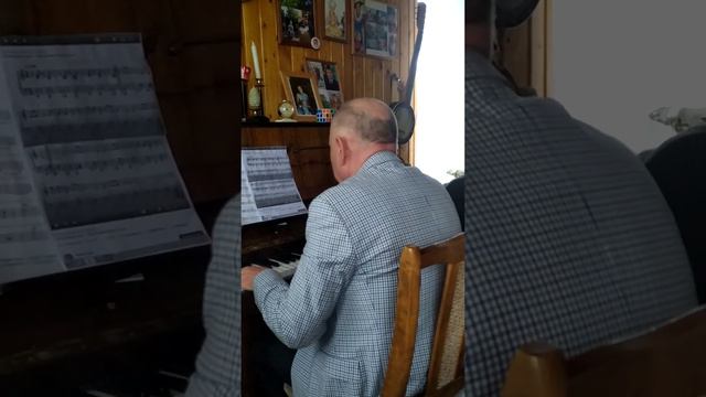 Чай в 5часов. Автор исполняет " И немного похож на собаку". смотреть онлайн