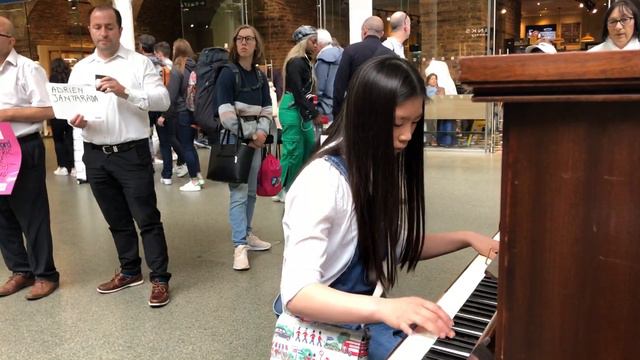 Play moonlight sonata on public piano at King Cross St Pancras station смотреть онлайн