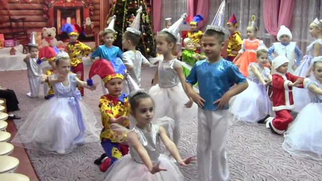 Торжественный вход на Новогодний праздник смотреть онлайн