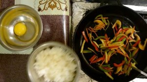 Жареный рис с овощами и яйцом по китайски