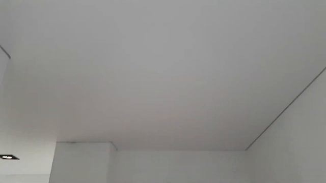 Белый матовый потолок в коридоре с квадратными светильниками до и после смотреть онлайн