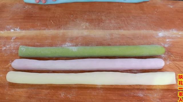 用紫甘蓝包彩色饺子，个个色泽鲜亮，好吃又好看【陕北一家人】 смотреть онлайн