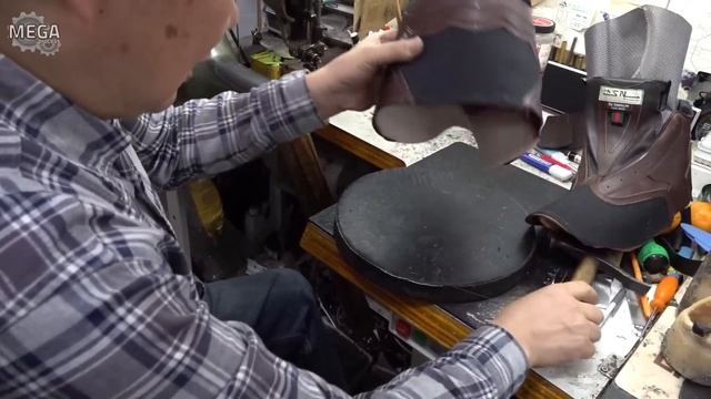 The process of making handmade hiking boots in Korea's oldest shoe factory смотреть онлайн