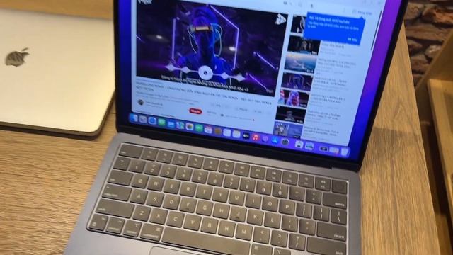 Trên tay MacBook Air M2 Midnight: Đẹp như thế này thì khó cưỡng thật sự | Just Andy смотреть онлайн