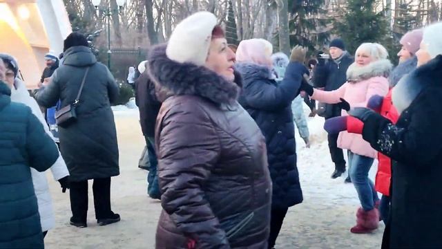 СКОЛЬКО ЗВЁЗДОЧЕК ЗАЖГЛОСЬ! ТАНЦЫ В ПАРКЕ ГОРЬКОГО ХАРЬКОВ СЧАСТЛИВЫЕ ДНИ смотреть онлайн