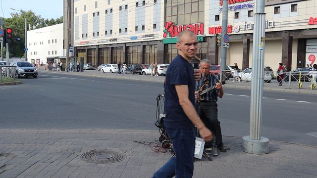 Дмитрий Николаевич исполняет песни питерских бардов. ТЦ Гуливер. Воскресенье, 16 июня 2024
