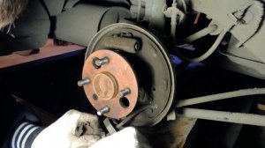 Замена задних тормозных колодок Toyota Corolla AE100