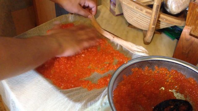 Очистка красной икры. Быстрый и эффективный способ. смотреть онлайн