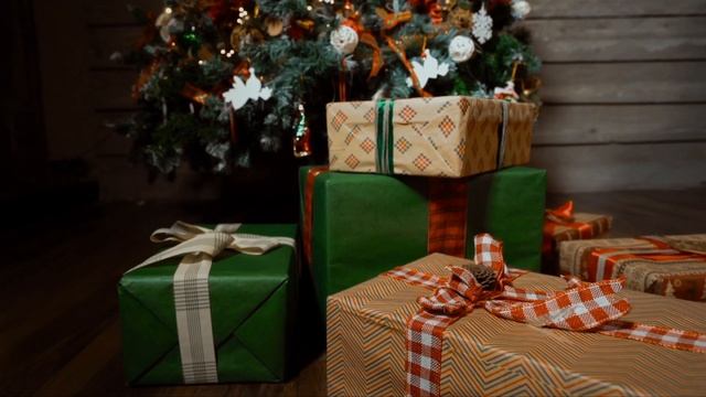 Дед Мороз смотрит волшебный альбом с вашими фотографиями. смотреть онлайн