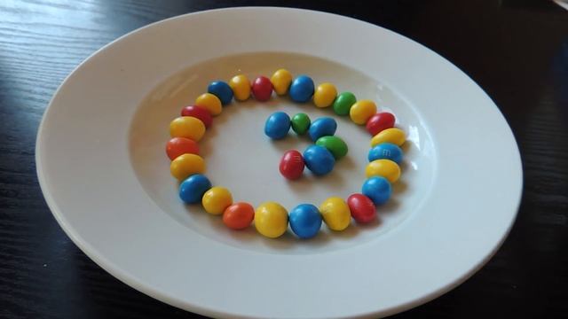 Делаем радугу из M&M's | Как сделать радугу из конфет M&M's смотреть онлайн