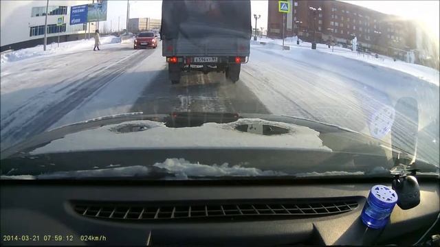 красный opel не пропускает женщину на пешеходном смотреть онлайн