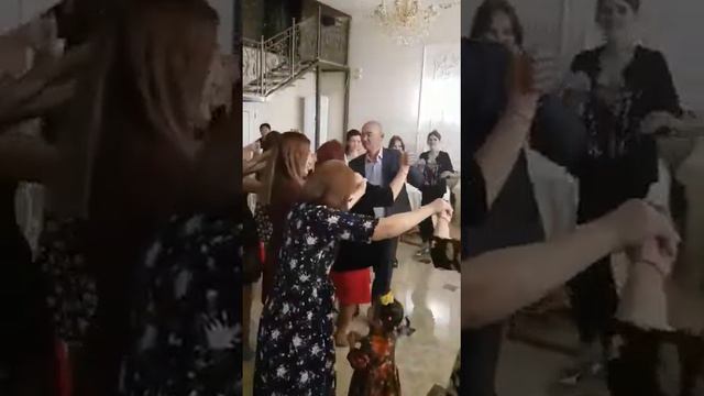 Семья должна быть такой дружной(1) смотреть онлайн