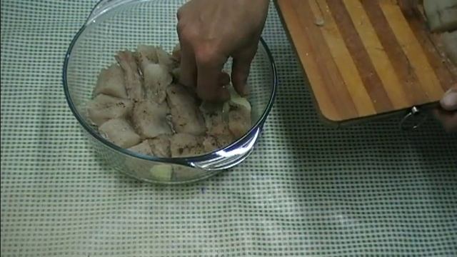 МИНТАЙ В СМЕТАНО-ЯИЧНОЙ ЗАЛИВКЕ С СЫРНОЙ КОРОЧКОЙ. смотреть онлайн