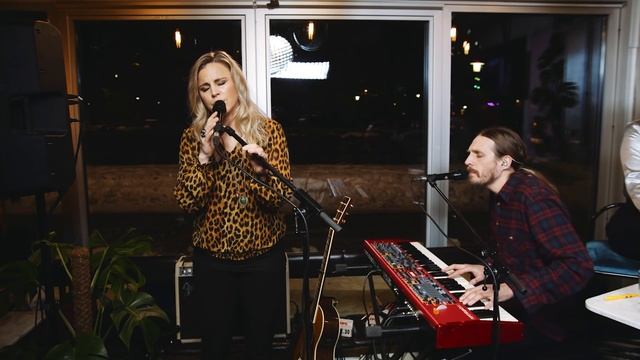 Lisa Miskovsky - Run for cover смотреть онлайн