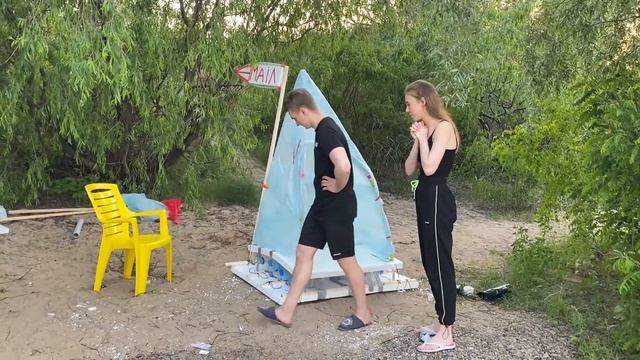 Строим ПЛОТЫ! ? Чей ПЛОТ будет НАДЕЖНЕЕ И НЕ УТОНЕТ?? СКОЛЬКО ЛЮДЕЙ ВЫДЕРЖИТ САМОДЕЛЬНЫЙ ПЛОТ? ?? смотреть онлайн