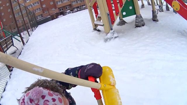 Cнежная прогулка. Двойняшки играют в снегу. Гуляем с собакой. Диняшки смотреть онлайн