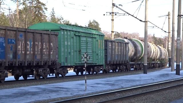 Электровозы ВЛ80С-1247 и ВЛ80Т-769 с грузовым поездом смотреть онлайн