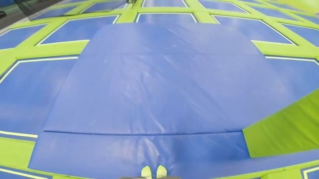 ПАРКУР В БАТУТНОМ ПАРКЕ. ПОЙМАЛА ПОЛИЦИЯ. ЗАПЛАТИЛ ШТРАФ. смотреть онлайн