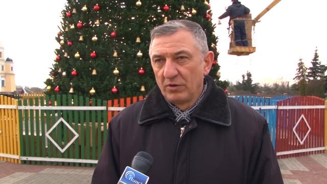 Новогоднее убранство. Вот-вот засияет огнями главная городская ёлка смотреть онлайн