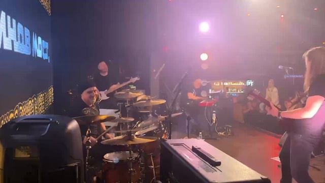 гр. Калинов мост . Наш Димон отрывается с Саней клавишником ))) смотреть онлайн