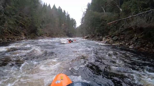 Tourilli à 25 m3/s en kayak смотреть онлайн