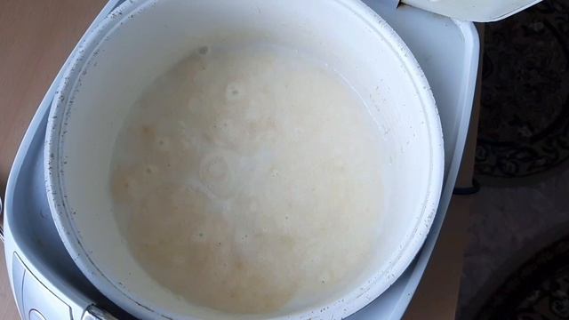 Мини-шеф-повар Мишутка готовит поленту с черешней. Вкусная молочная кукурузная каша без комочков! смотреть онлайн