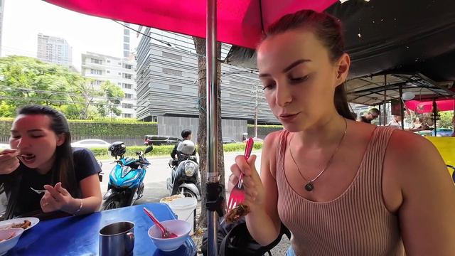 Бангкок: Буфет за 50 бат (130р) и Огромные Вараны В Парке Люмпини! Vlog смотреть онлайн